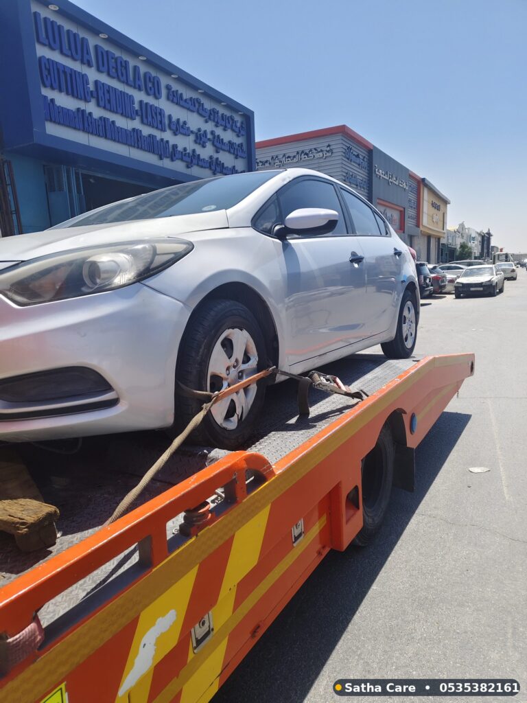 Hydraulic flatbed tow truck providing towing service in Riyadh